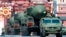 Російські балістичні ракети РС-24 «Ярс», здатні нести міжконтинентальні балістичні ракети з ядерним зарядом, пыд час військового параду у Москві. Росія