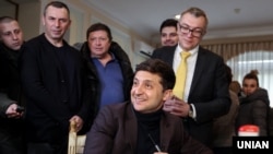 Володимир Зеленський (попереду) під час подачі документів до Центральної виборчої комісії для реєстрації його як кандидата у Президенти, у Києві, 25 січня 2019 року