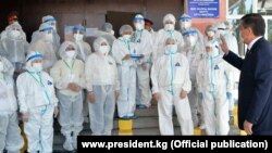 Кыргызстандын президенти Сооронбай Жээнбеков Бишкекте ачылган убактылуу стационарлардын биринде дарыгерлер менен жолуккан учуру. 8-июль, 2020-жыл. 