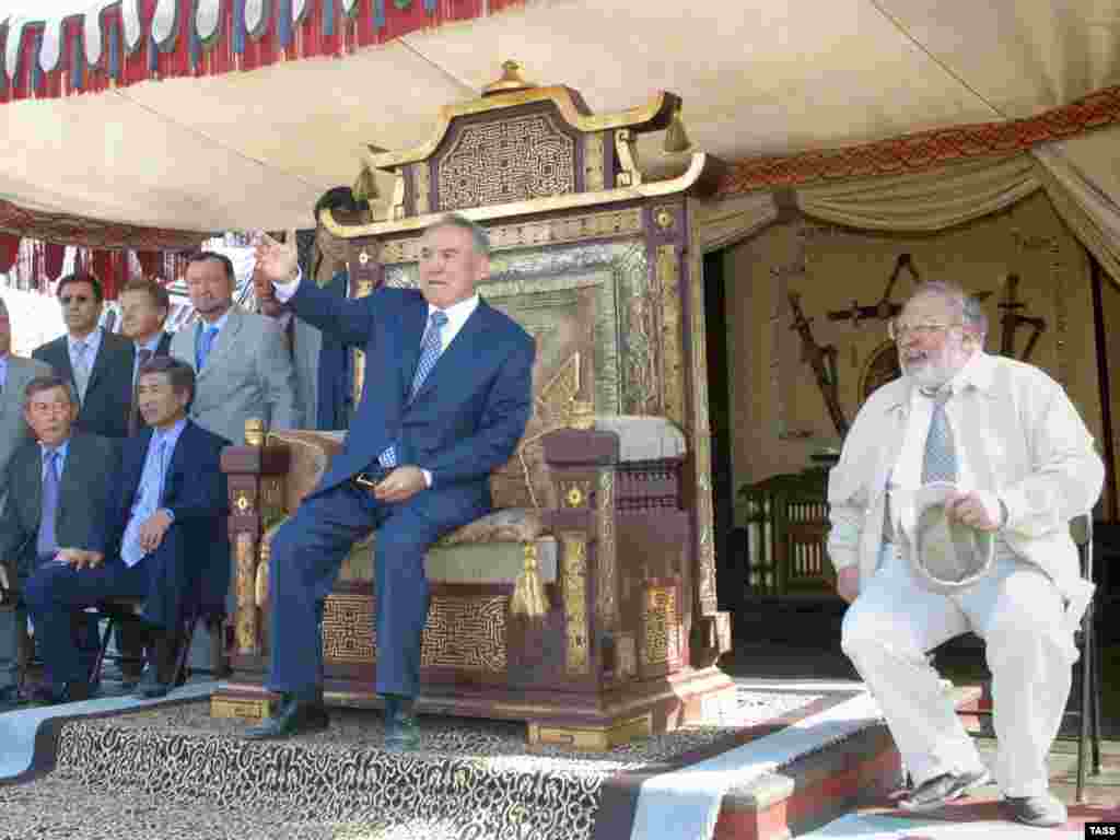 В период правления президента Назарбаева парламент распускался несколько раз. После роспуска парламента в марте 1995 года Казахстан существовал без высшей законодательной ветви власти вплоть до января 1996 года. Законодательные функции взял на себя президент Назарбаев, который в этот период издал десятки указов, имеющих силу законов, в том числе конституционных. 30 августа 2005 года состоялся всенародный референдум, по результатам которого была принята новая Конституция. На снимке: Нурсултан Назарбаев (в центре &ndash; &laquo;на ханском троне&raquo;) во время съемок фильма &laquo;Кочевник&raquo;. 17 февраля 2004 года.