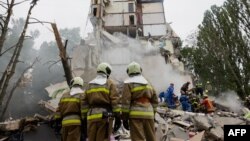 Киевде куткаруучулар көп кабат үйдөн тургундарды алып чыгууда, 31-июль, 2025-жыл