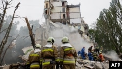 «Протягом ночі і вранці рятувальники дістали з-під завалів житлового будинку у Святошинському районі 10 тіл загиблих, серед яких дитина 2-х років»