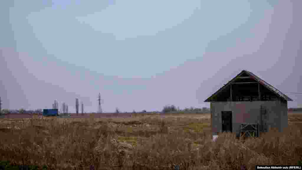 Конуш четиндеги үй. Үй ээсинин кышка даяр эместиги көрүнүп турду.&nbsp;