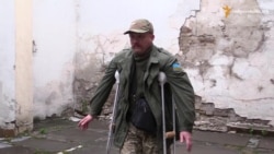 Скалiчений на Майданi на милицях їздить у зону АТО