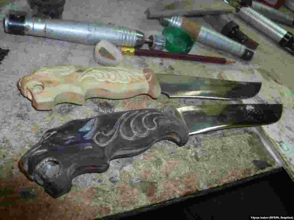 20 миң сомго бааланган канжар. Али бүтө элек. Устанын айтымында, бычак автоунаанын кыймылдаткычындагы катуу металлдан жасалып, сабы мүйүз менен кооздолот.