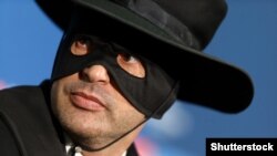 Головний тренер «Шахтаря» Паулу Фонсека на прес-конференції в костюмі Зорро після перемоги над англійським «Манчестер Сіті». Харків, 6 грудня 2017 року