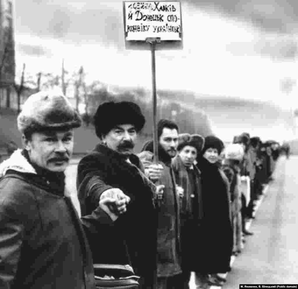 Представители делегаций из Донецкой и Харьковской областей прибыли в Киев с транспарантом, на котором было написано: &laquo;Харьков и Донецк испокон веков были украинскими&raquo; &nbsp;