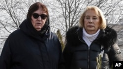 Լյուդմիլա Նավալնայան և Ալեքսեյ Նավալնիի այրի Յուլիայի մայրը՝ Ալլա Աբրոսիմովան, Բորիսովյան գերեզմանատուն, Մոսկվա, 2 մարտի, 2024թ.