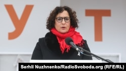 Посол Британії Мелінда Сіммонз пояснила, що відрізняється тільки назва, за якою ця вакцина ліцензована в Індії.