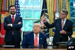 Президент США Дональд Трамп и вице-президент США Дж. Д. Вэнс (слева) и посол Великобритании в США Питер Мандельсон (третий справа) во время презентации торгового соглашении между двумя странами в Овальном кабинете Белого дома. Вашингтон, 8 мая 2025 года