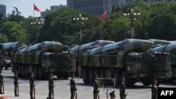 Китайские военные автомобили с ракетными установками на параде в Пекине. Иллюстративное фото.