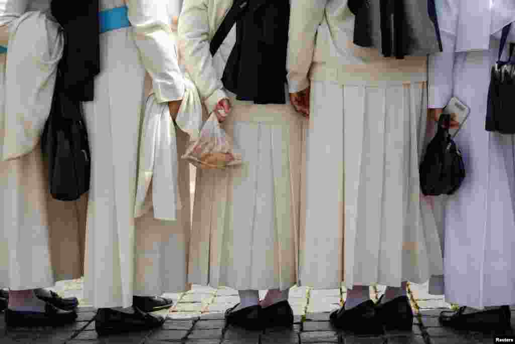 Манахіні на плошчы Сьвятога Пятра пасьля ўшанаваньня папы Францішка, 23 красавіка