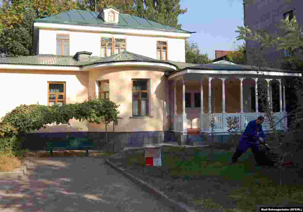 Здесь Мухтар Ауэзов жил вместе с женой Валентиной Кузьминой,  сыном Ернаром, дочерью Лейлой и с сестрой Умией. 