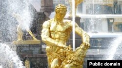 Фонтан "Самсон" в Петергофе - памятник победам России. Был установлен в честь 25-й годовщины Полтавской битвы