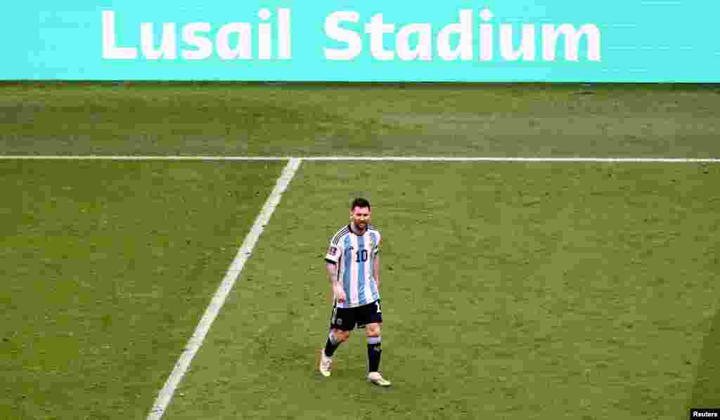 Аргентинанын курама командасын баштап барган 35 жаштагы Лионел Месси. Катардагы чемпионат анын карьерасындагы акыркы таймаш болушу мүмкүн экенин айтылууда.&nbsp;Аргентина биринчи беттешинде утулуп калгандан кийинки Мессинин сүрөттөрү&nbsp; дүйнөлүк медиага желдей тарады.&nbsp;