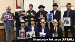 Кыргыз жарандыгын алган журтташтар Кытайдагы жакындарын издеп жатышат. 