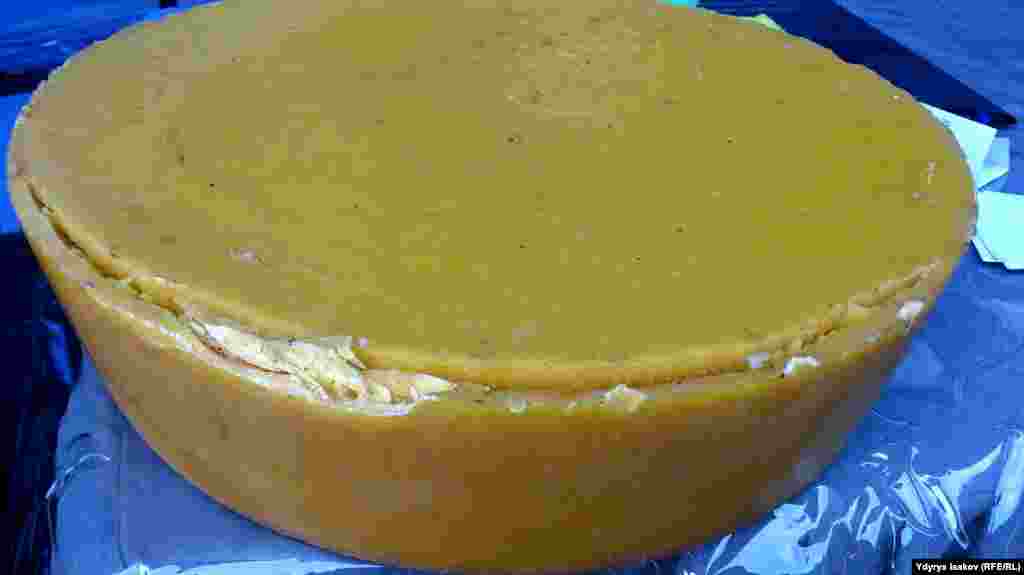 Аарынын момунун бир килограммы 400 сом. Авиацияда, мотор майларын чыгаруудагы кошулмалардын бири экен. Андан сырткары момдон шам да жасалат.