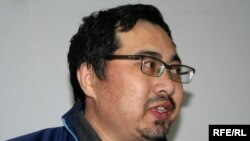 Ермек Нарымбаев выступает на суде. Алматы, 14 мая 2010 года.    