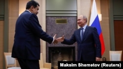 Путин Кремлда Мадурони кутиб олмоқда.