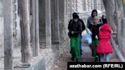 Mekdepden öýlerine gaýdyp barýan çagalar.