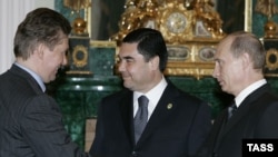 Wladimir Putin (sagda), Türkmenistanyň prezidenti Gurbanguly Berdimuhamedow (ortada) we “Gazpromyň” ýolbaşçysy Alkeseý Miller Kremlde, 2007-nji ýylyň 24-nji apreli.