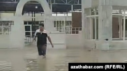 Balkanabadyň köçelerini suw basdy. Iýul, 2025. (Sosial media)