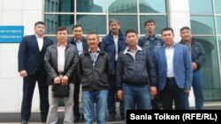 Представители нефтяников перед зданием мажилиса в Астане, куда они приехали для передачи своих предложений по проекту трудового кодекса. 7 сентября 2015 года.