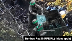 Момент, коли військовослужбовці на позиції розвантажують НРК