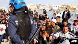 Беженцы из Туниса на острове Лампедуза, Италия, март 2011 г