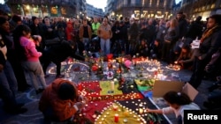 Люди запалють свічки у пам'ять жертв терактів у Брюсселі, Бельгія. 22 березня 2016 року