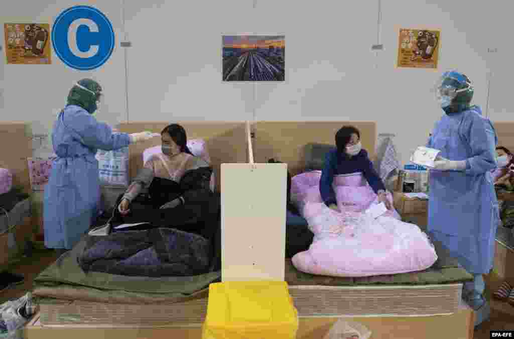 Ухань шаарындагы жасалма палатада бейтапты дарылап жаткан медицина кызматкерлери. Кытай. 14-февраль, 2020-жыл.&nbsp;