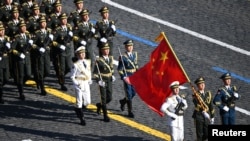 Китайские военнослужащие маршируют перед военным парадом в Москве 9 мая 2025 года
