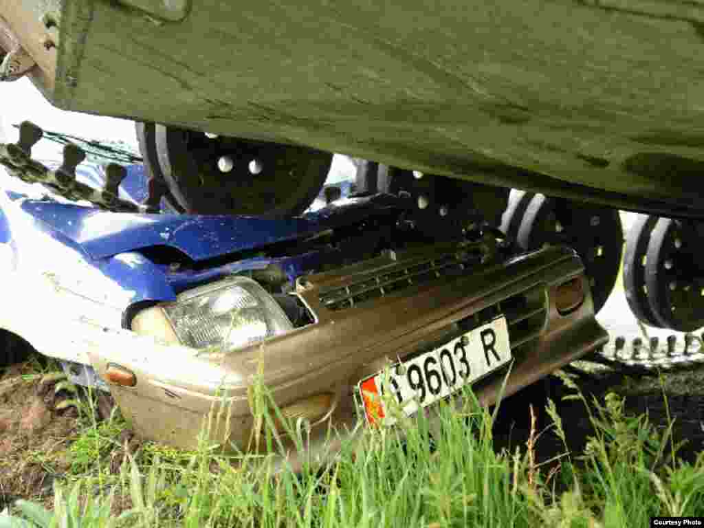 Өзбек танкы кыргыз жаранынын унаасын тебелеп кетти  -  Өзбекстан Сох анклавынан согуштук техникасын чыгарып баратканда бир өзбек танкасы кыргыз жараны Анарали Абдураимовдун женил автомобилин тебеле кетти. 2-июнь, 2010-жыл.