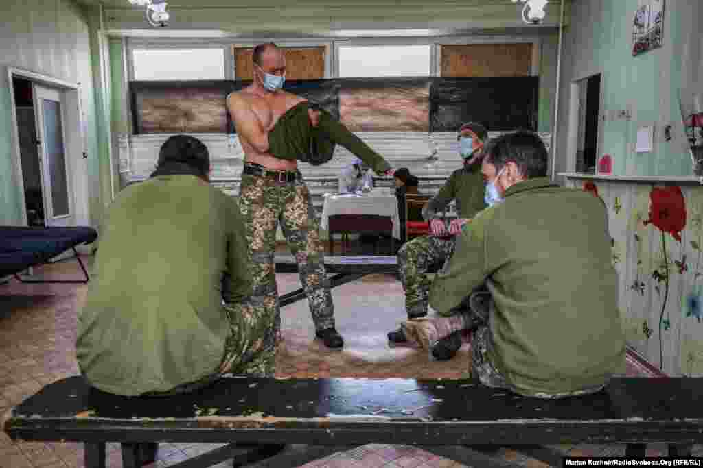 Вакцинацію у більшості країн розпочинають із тих, хто є вкрай важливим для суспільства: із медиків, учителів і військових.