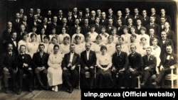 Під час виступів Української республіканської капели у Празі, 1919 рік. Капела була створена 16 січня 1919 року в Києві музичним відділом Міністерства освіти УНР за дорученням голови Директорії Симона Петлюри, для популяризації української музичної культури за кордоном