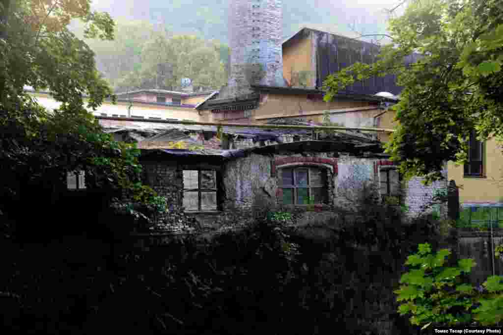 &laquo;Миллиарды? Это шутка?&raquo;, - так едко отзывается один из местных жителей, который добавил, что &laquo;там потолок сыплется им на голову&raquo;.