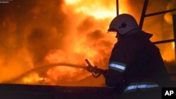 Ukrainanyň gyssagly kömek gullugy tarapyndan berlen bu suratda ýangyn söndüriji 3-nji noýabrda Harkowda ýangyna garşy göreşýär.