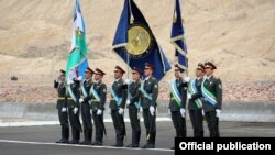 Ўзбек ҳарбийлари Беларусь билан қўшма ҳарбий машғулотларнинг очилиш маросимида. 19 май, 2019 йил. Мудофаа вазирлиги фотоси.