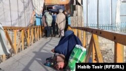 تصویر آرشیف: یک زن گدا با کودک اش 