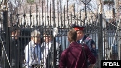 Офицер полиции просит участников акции протеста разойтись по домам. Талдыкорган, 27 марта 2009 года.  