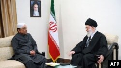 Аятолла Али Хаменеи жана Пакистандын президенти Асиф Али Зардари
