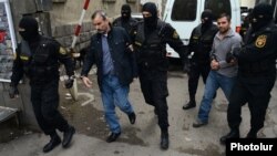 Իրավապահները Ժիրայր Սեֆիլյանին և Գևորգ Սաֆարյանին տանում են Քննչական կոմիտե՝ հարցաքննության: 9-ը ապրիլի, 2015թ․