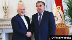 Ирандын тышкы иштер министри Мухаммад Жавад Зариф (солдо) жана Тажикстандын президенти Эмомали Рахмон