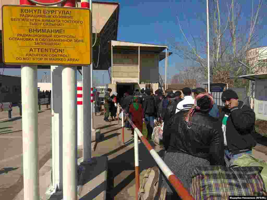 Кыргызстандын Чек ара кызматы &ldquo;эки тарабында тең кезек күткөн жарандардын саны көбөйгөнүнө байланыштуу учурда кошумча кабиналарды орнотуу иштери жүрүп жатканын&rdquo; билдирген.