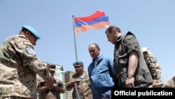 Министр обороны Армении Сейран Оганян инспектирует армянское миротворческое подразделение в Афганистане, 24 июля 2010 г. 