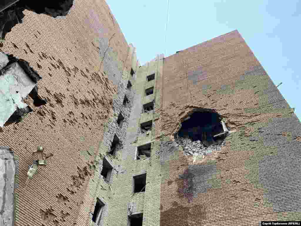 Одна бомба влучила в стіну житлового будинку. Слов'янськ, 5 жовтня 2025 року