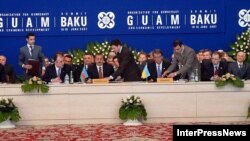 В прошлом году саммит ГУАМ прошел в Баку. Политологи считают, что , среди прочего, государства-участники организации ищут в этом объединении защиты от возможного давления со стороны России
