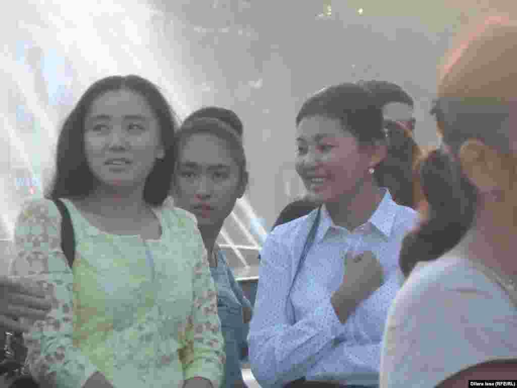 Девушки на площади рядом с фонтаном, где проходит концерт &laquo;Студенческая пора&raquo;.