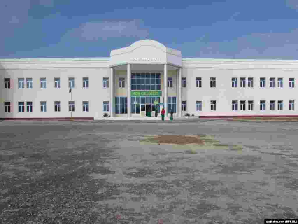 Türkmengala etrabynyň &quot;Täze oba&quot; daýhan birleşiginde gurlan täze mekdep.