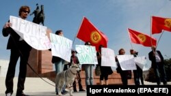 Айрым шайлоочулар "бардык партияларга каршы добуш бергиле!" деген ж.б. ураандарды чакырып, "Ала-Тоо" аянтына жыйынга чогулушту. Бишкек. 2020-жылдын 23-сентябры.